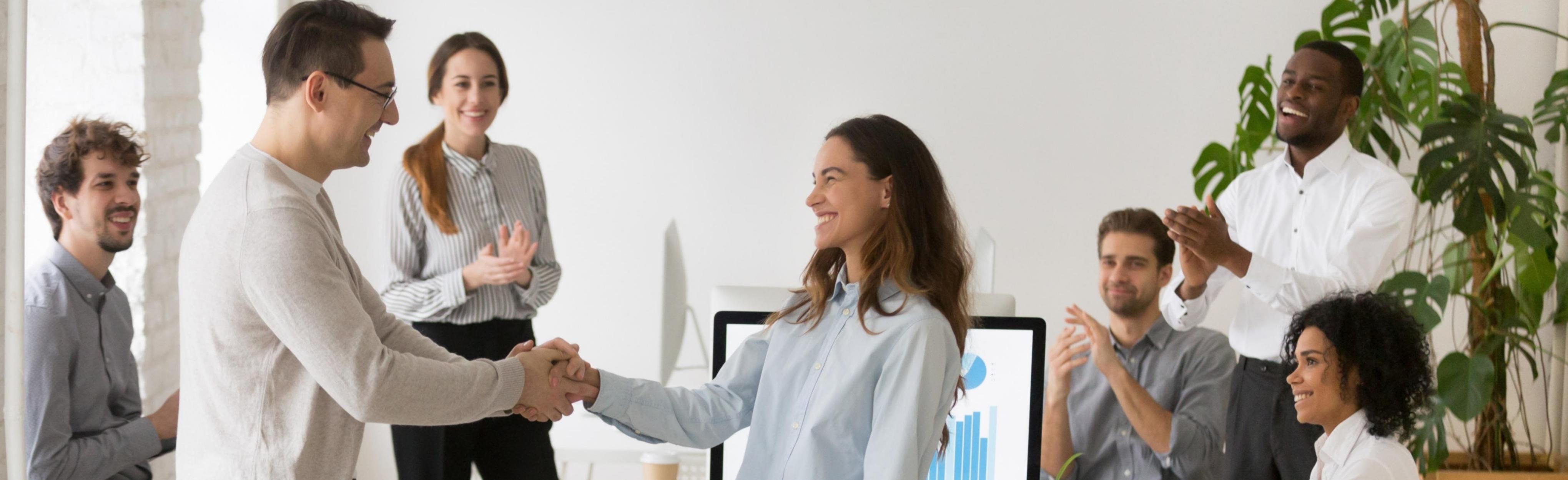 Analyse de données financières sur plusieurs écrans