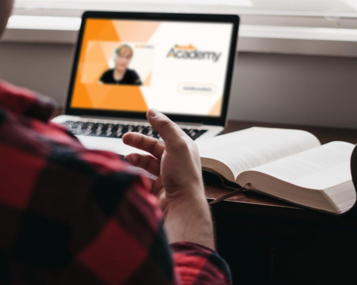 Tableau de bord de suivi budgétaire en temps réel sur plateforme crytholavien